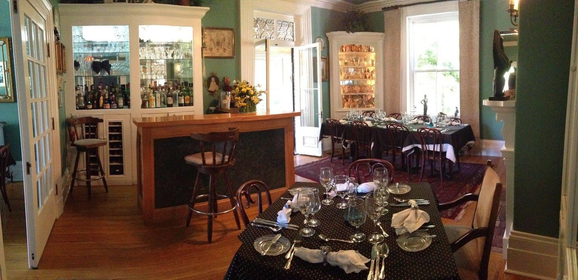 Trinity House Inn Gananoque Exterior photo