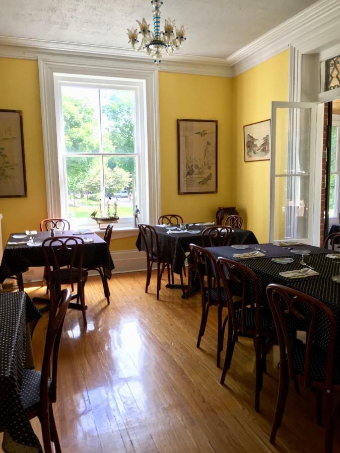 Trinity House Inn Gananoque Exterior photo